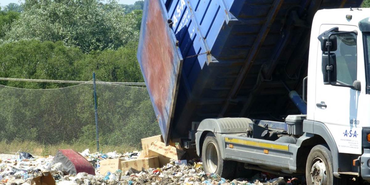 Na nelegálnu skládku pri Váhu vyviezol 56-ročný muž 71 ton odpadu