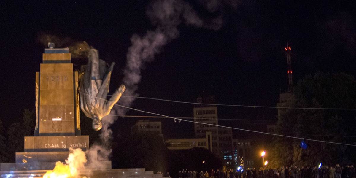 VIDEO V Charkove strhli sochu Lenina!