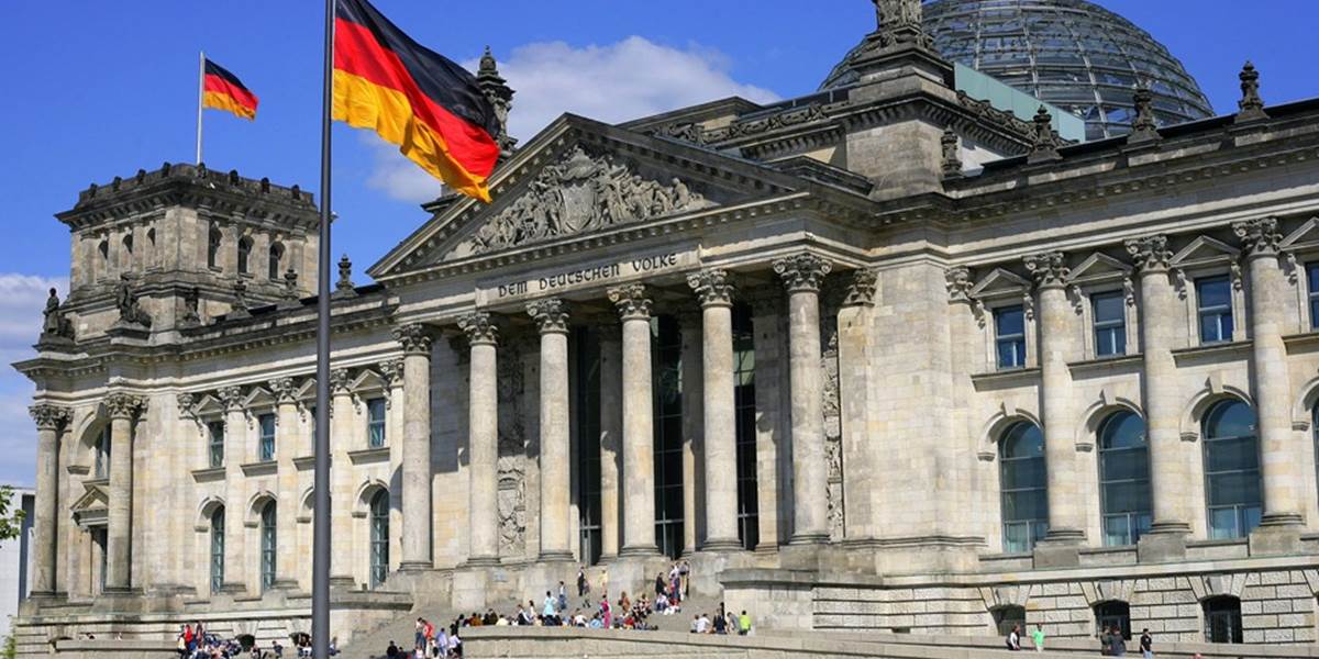 Do budovy nemeckého parlamentu v Berlíne hodil páchateľ Molotovov kokteil