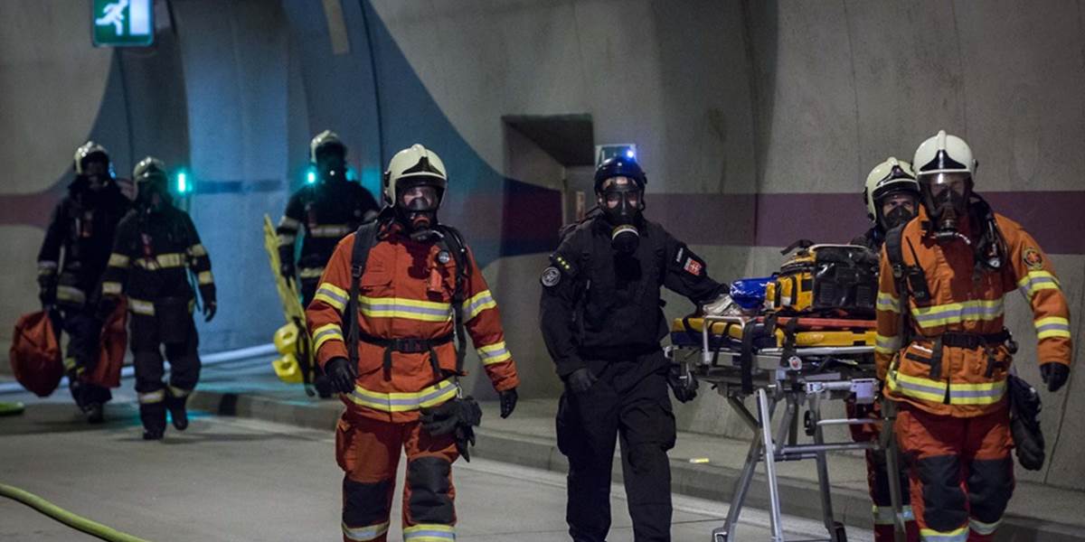 Záchranári riešili v tuneli Sitina simulovanú nehodu autobusu s turistami