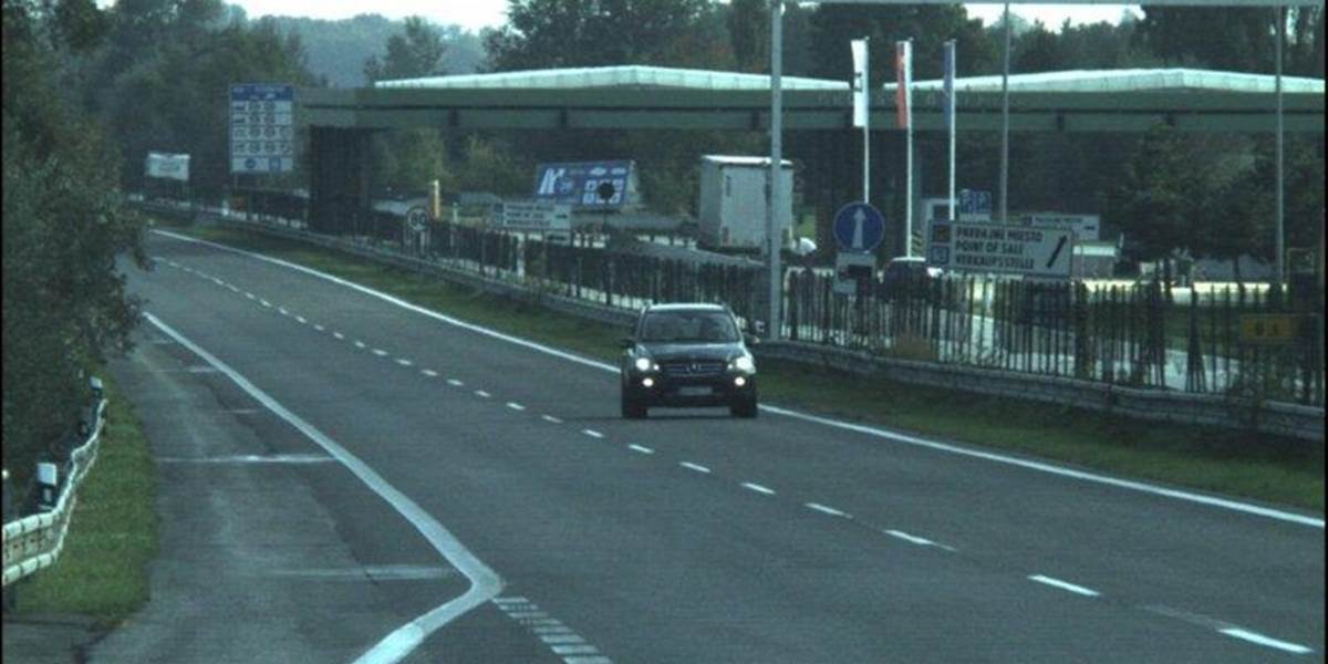 FOTO Cestný pirát: Vodič Mercedesu sa po diaľnici D2 rútil 195 km/h