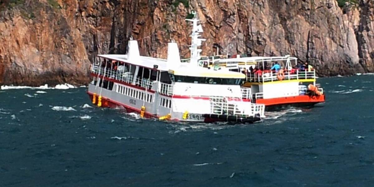 Juhokórejská výletná loď uviazla na plytčine, všetkých 109 ľudí zachránili