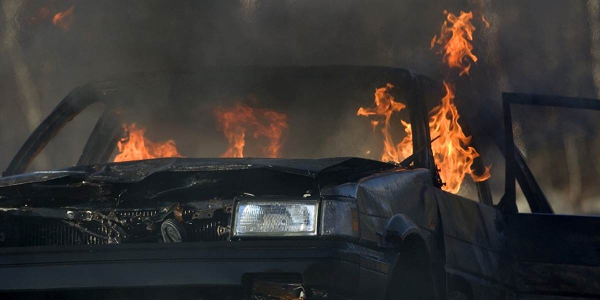 V bratislavskej Petržalke zhorelo auto, polícia vyšetruje príčinu