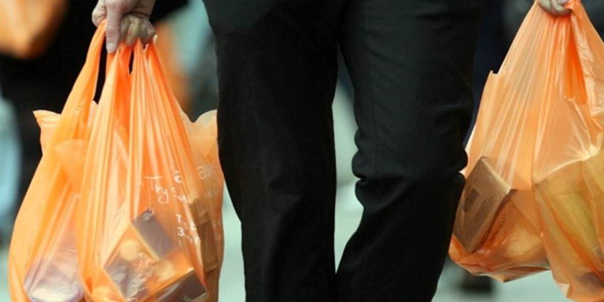 Kalifornia ako prvý štát USA zakázala používanie plastikových tašiek