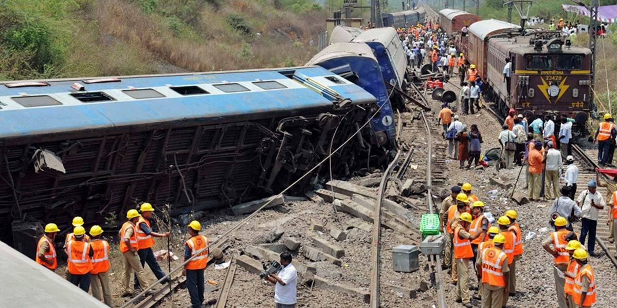 Pri zrážke dvoch vlakov v Indii zomrelo 14 ľudí