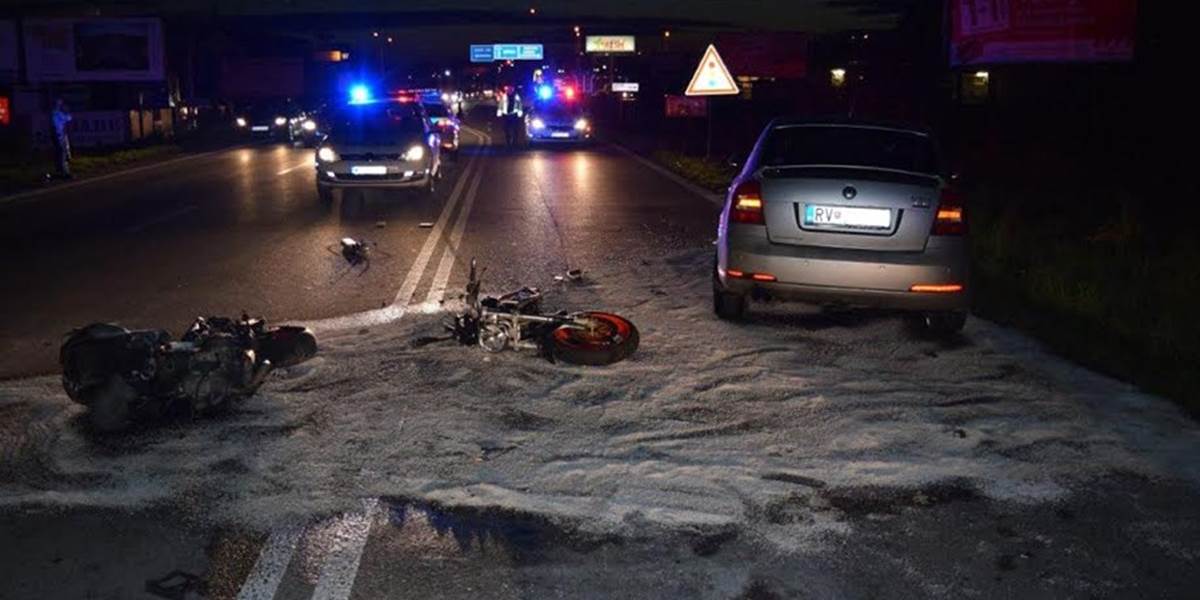 FOTO Motocyklista spadol a narazil do proiidúceho auta: Jeho stav je vážny!