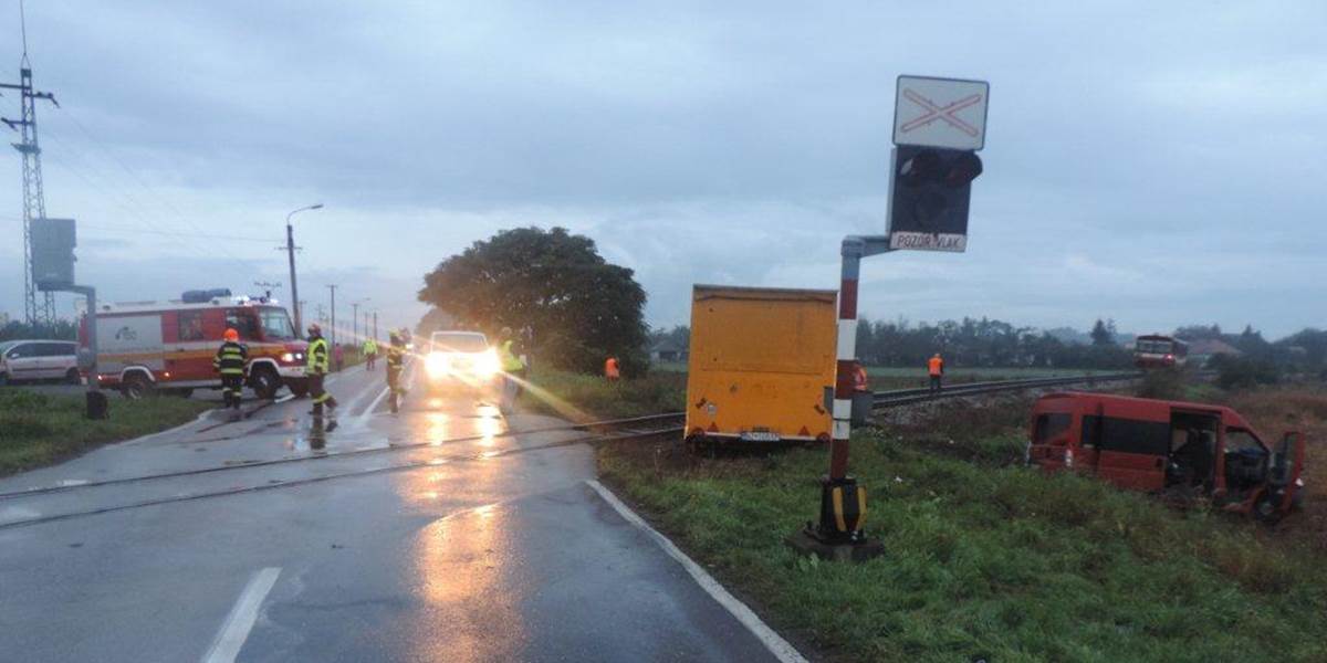 Na priecestí sa zrazil vlak s dodávkou, vraj nefungovala signalizácia