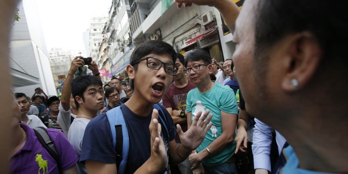 Šarvátky vypukli vo vychytenej hongkongskej nákupnej štvrti Mongkok