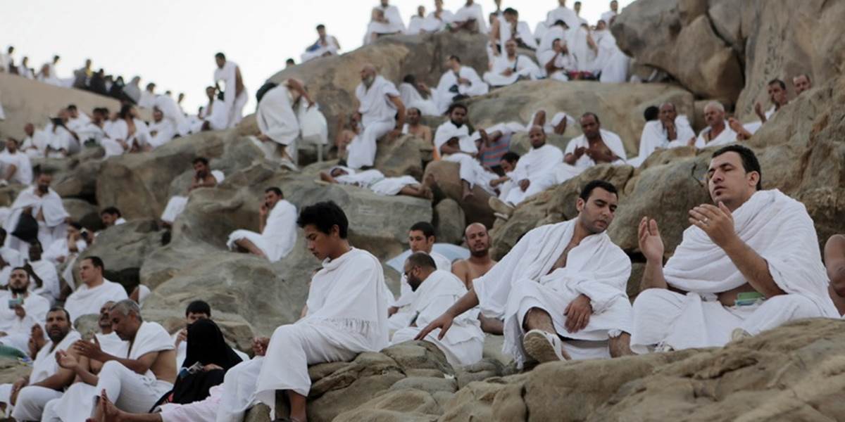 Milióny moslimov sa vydali na púť k pahorku Arafát