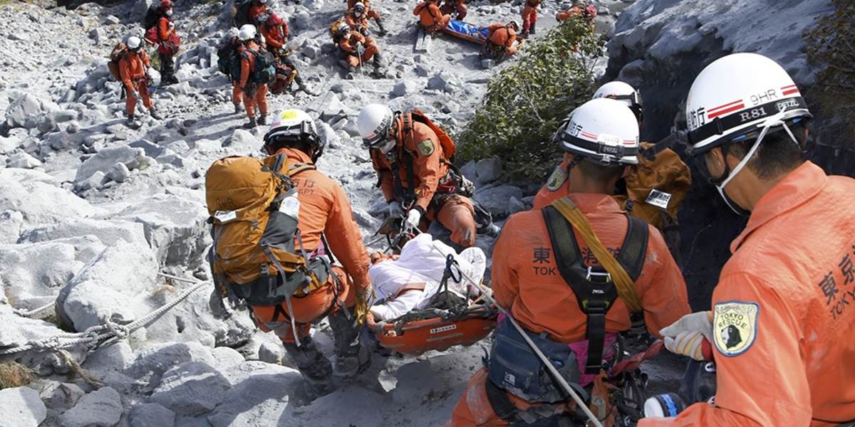 Po výbuchu japonskej sopky Ontake je stále nezvestných 16 ľudí