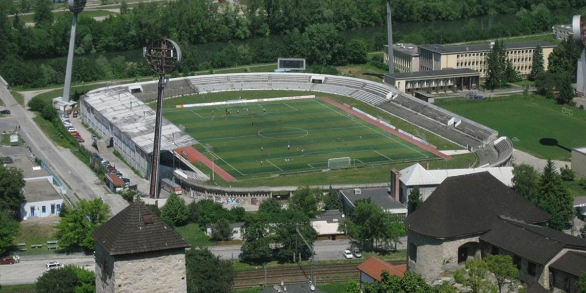Poslanci v Trenčíne schválili zmluvy, rekonštrukcia štadióna stále otázna