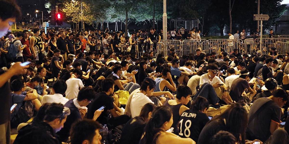 Pri demonštráciách v Hongkongu sa zranilo najmenej 18 ľudí