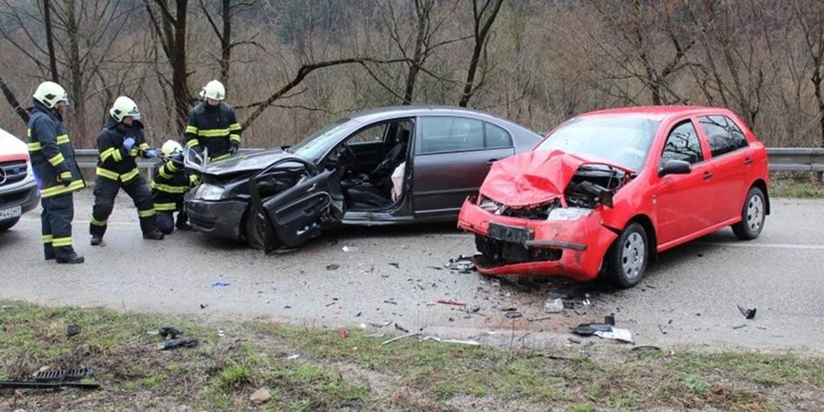 Zrážka dvoch motorových vozidiel si vyžiadala ľudský život