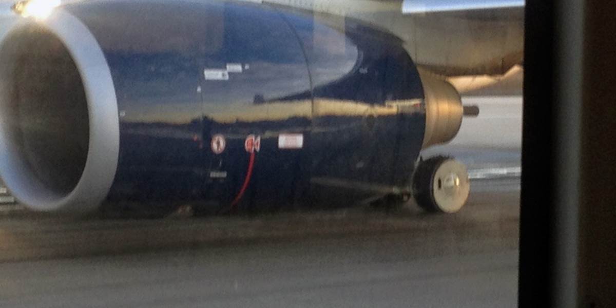 Americkému lietadlu praskli počas prípravy na štart dve pneumatiky