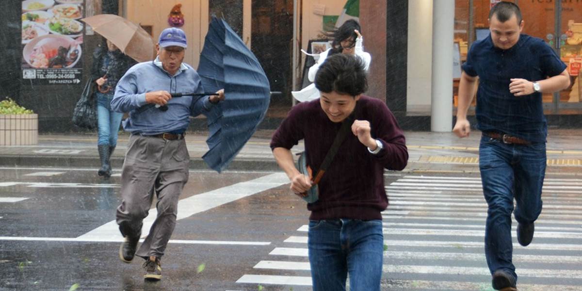 Tajfún Phanfone priniesol prívalové dažde a silný vietor