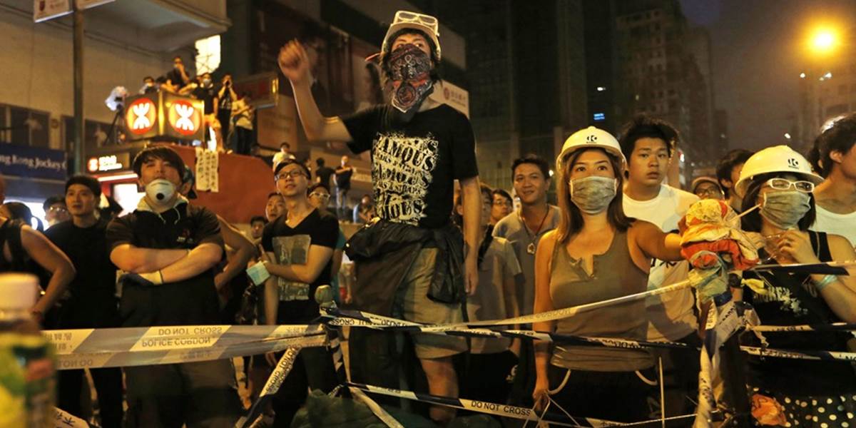 Pouličné protesty v Hongkongu zasiahli turistický priemysel aj obchody