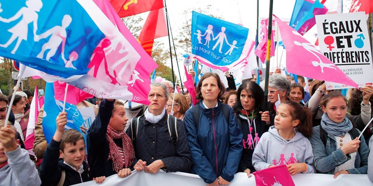 Tisíce ľudí protestovali vo Francúzsku proti umelému oplodneniu pre lesbické páry