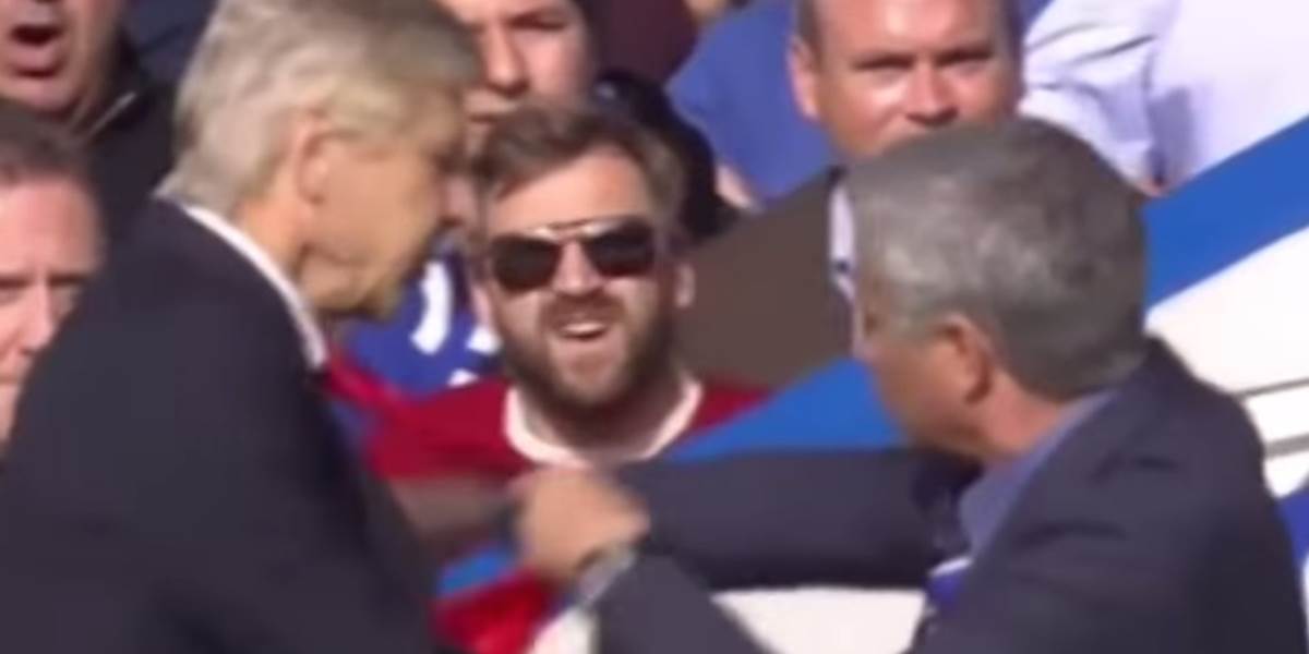 VIDEO V londýnskom derby to iskrilo: Wenger udrel Mourinha do hrude!