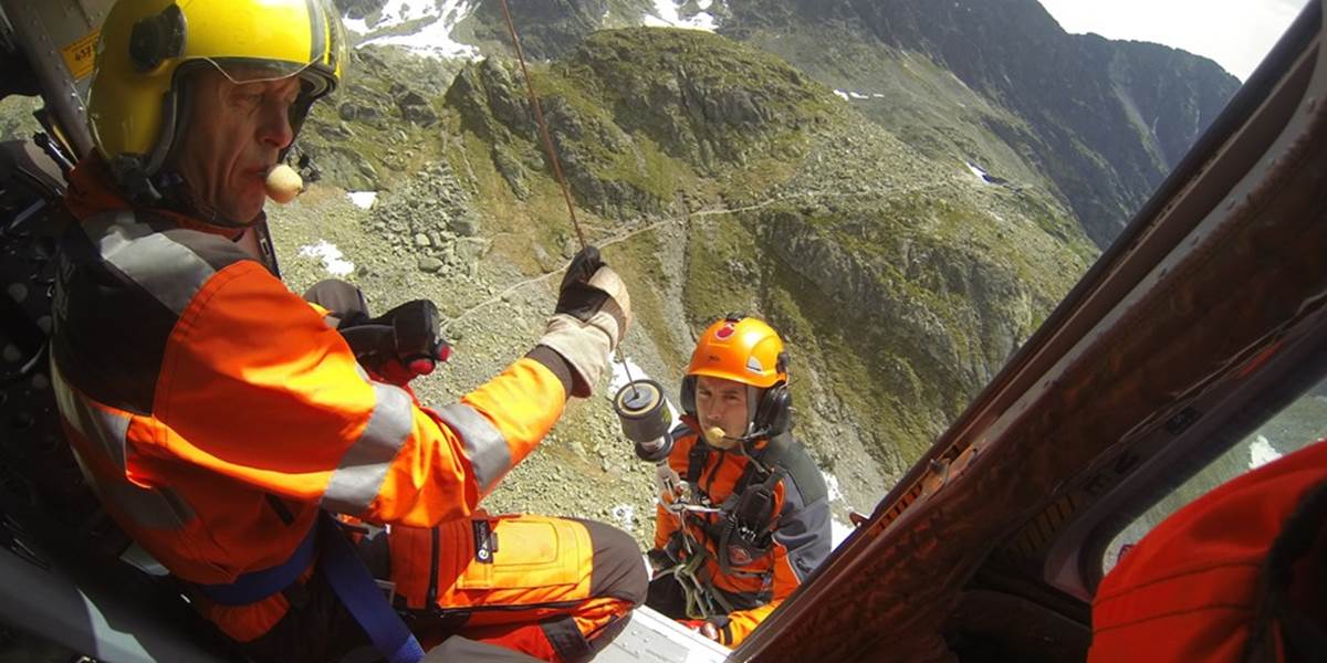Dvojicu horolezcov v Tatrách zaskočilo zlé počasie, pomáhal im vrtuľník