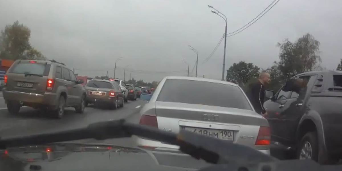 VIDEO Nahnevaný Rus išiel vynadať vodičovi, ten nechal hovoriť svojho psa!