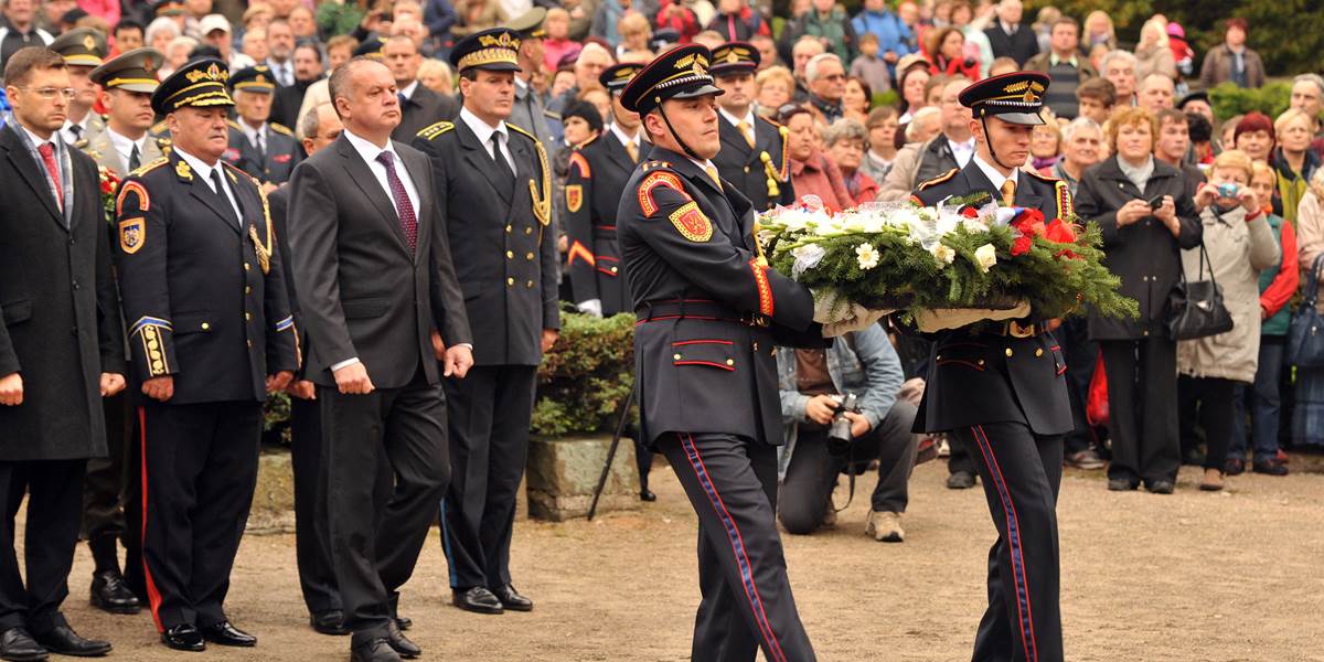 Kiska, Fico a vládni predstavitelia si uctili obete Karpatsko-duklianskej operácie