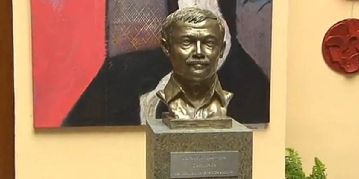 V českom parlamente odhalili bustu Karla Kryla: Jeho priatelia protestujú