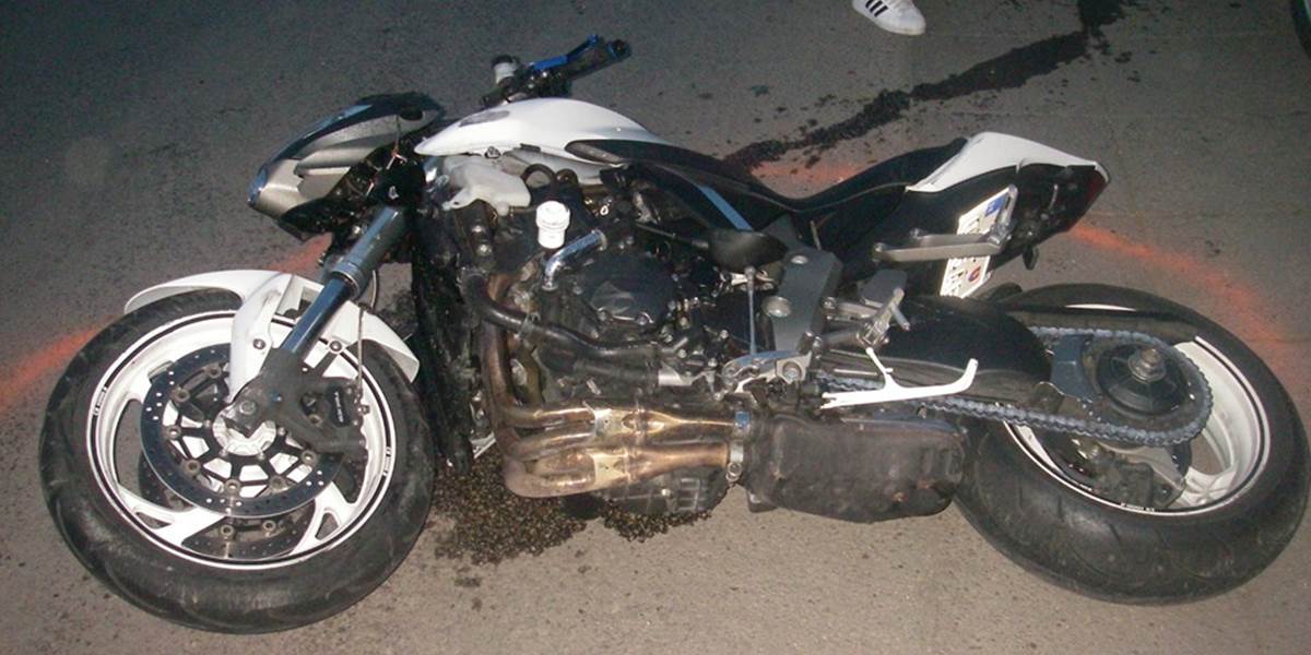 Pri zrážke s autom sa v Bratislave ťažko zranil motocyklista
