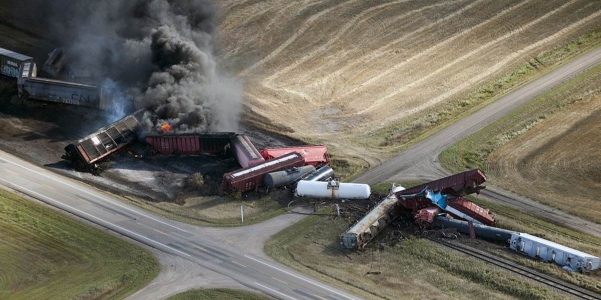 V Kanade sa vykoľajil vlak, dva vagóny s ropou zachvátili 30-metrové plamene!