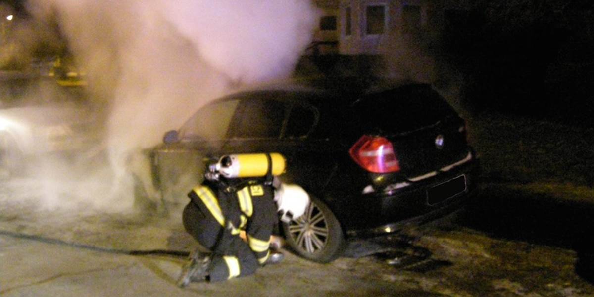 Michalovskí hasiči likvidovali požiar BMW
