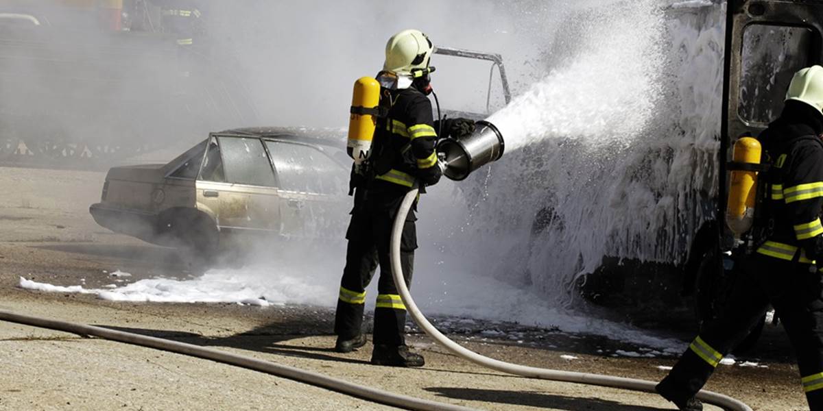 Pri Malackách horí havarované auto: Pri požiari uhorel jeden človek