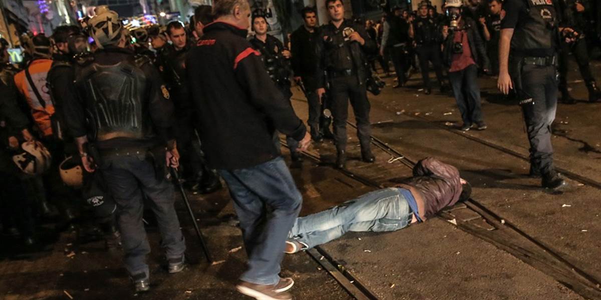 Po násilných protestoch Kurdov vyhlásili v Turecku zákaz nočného vychádzania