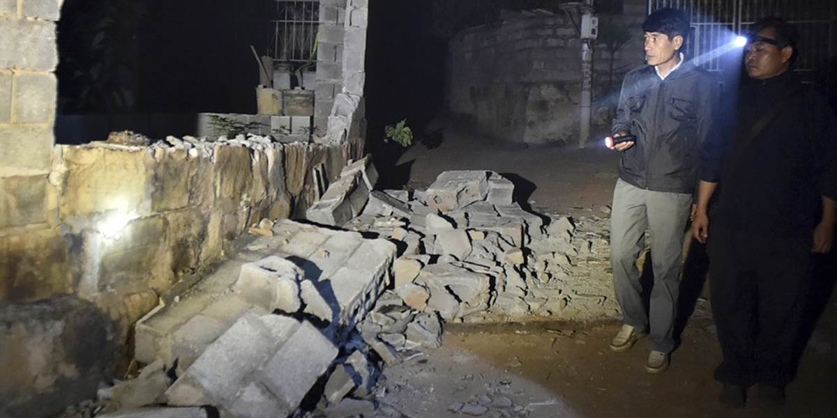 Silné zemetrasenie v Číne si vyžiadalo mŕtveho a vyše 300 zranených