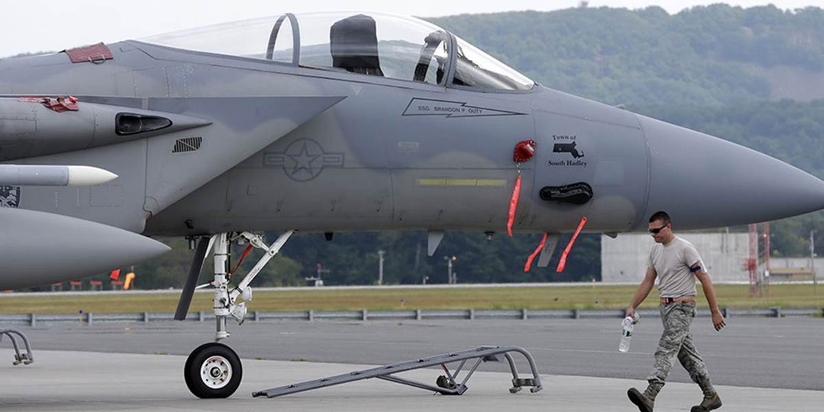 Americká stíhačka F-15 havarovala v Anglicku, pilot nehodu prežil