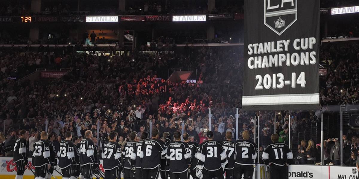 NHL: Kings vyvesili majstrovskú vlajku, párty im pokazili žraloci