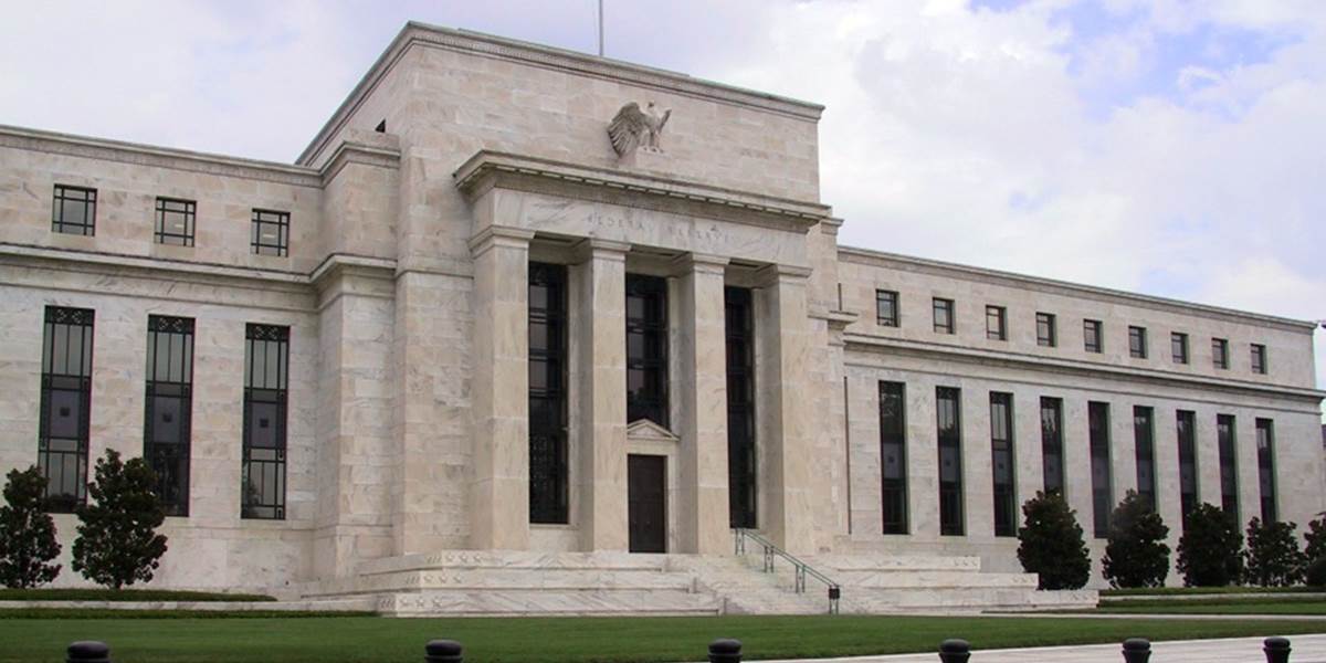 Predstavitelia Fedu sa obávajú silnejúceho dolára