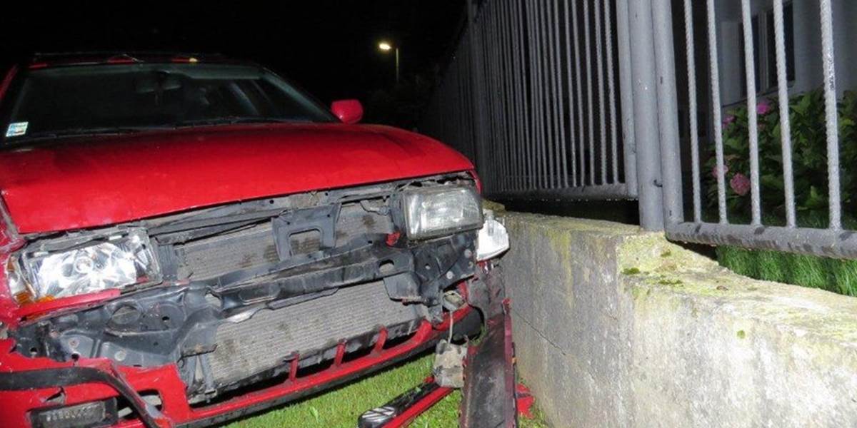 Opitý mladík bez vodičského preukazu narazil autom do plota