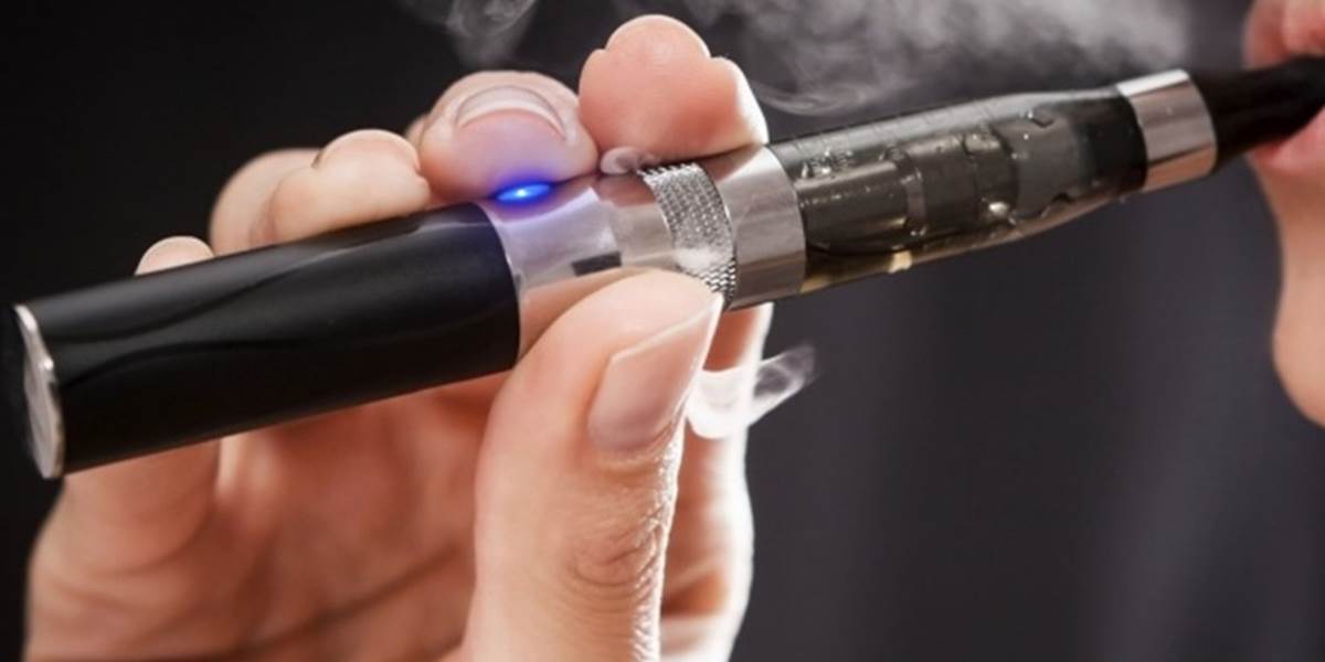 Británia od novembra povolí reklamu na elektronické cigarety