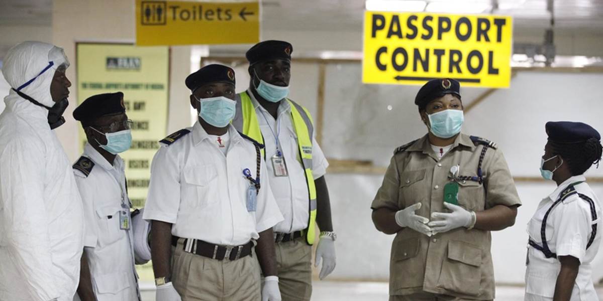 USA dúfajú, že kontroly cestujúcich na letiskách sa pre ebolu rozšíria celosvetovo