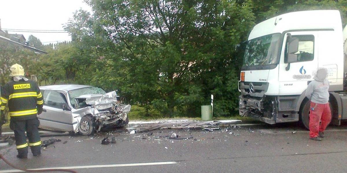 Čelná zrážka nákladného a osobného auta pri ŽIline: Zahynuli dvaja ľudia