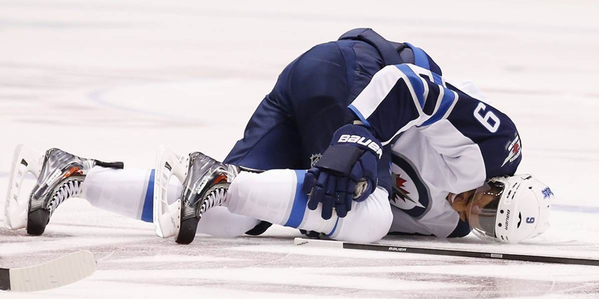 NHL: Evander Kane si pri zrážke so spoluhráčom zranil koleno