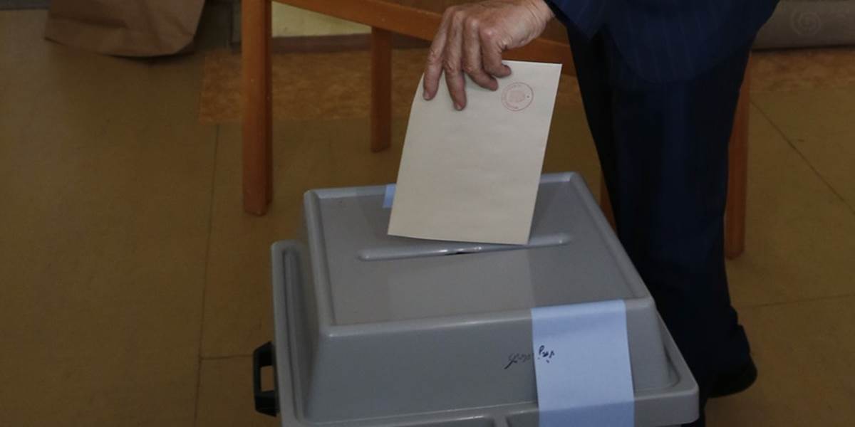 V Česku sa začali dvojdňové komunálne a senátne voľby