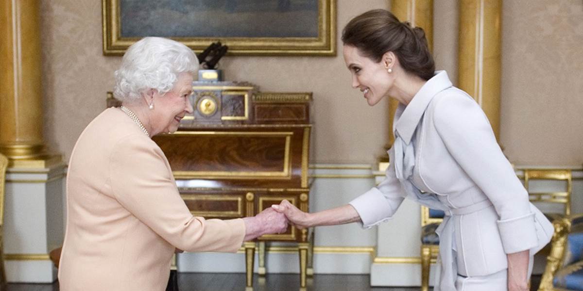 Angelina Jolie dostala vyznamenanie od britskej kráľovnej