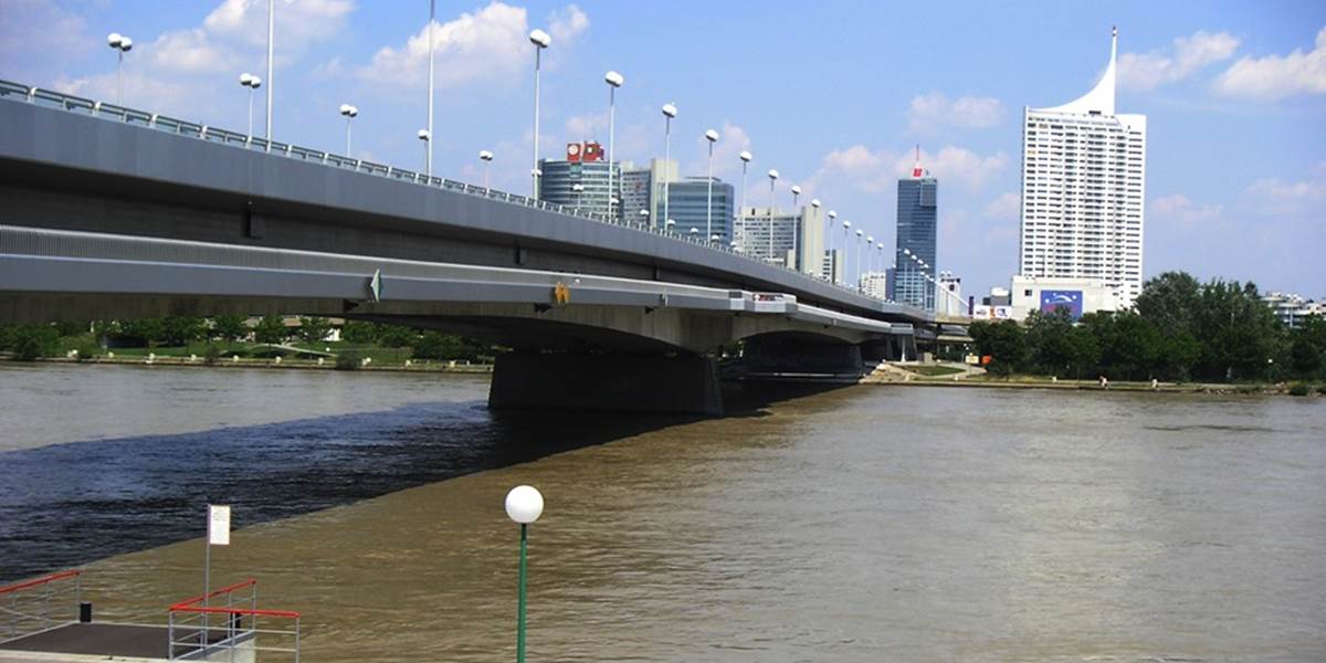 Nákladná loď narazila do diaľničného mosta na viedenskom úseku Dunaja, väčšie škody nehlásia
