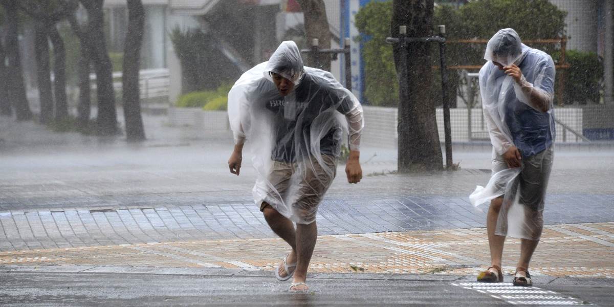 Silný tajfún zasiahol japonský ostrov Okinawa