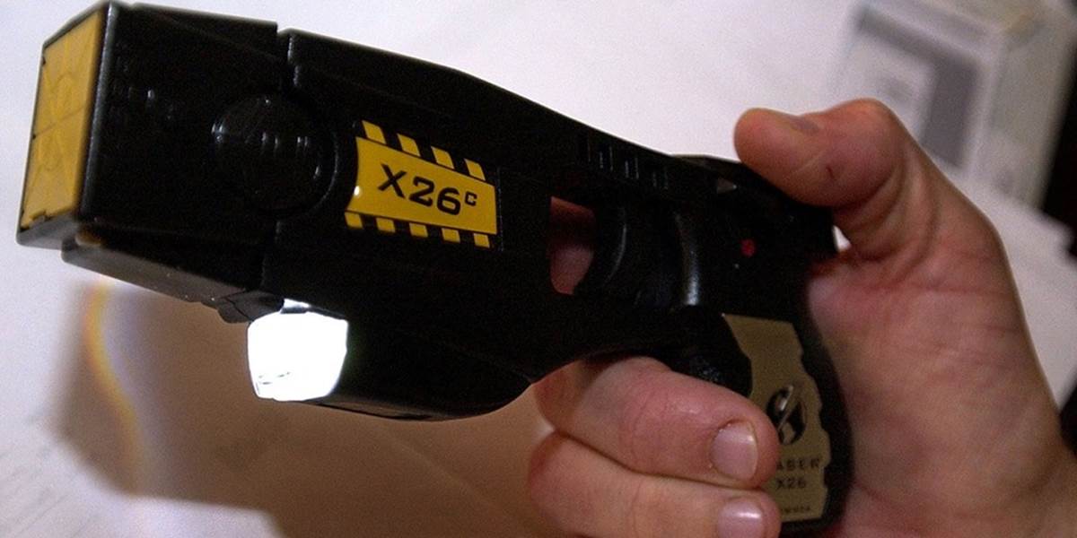Do výzbroje policajtov možno pribudne elektrická zbraň - taser