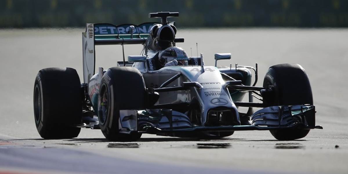 F1: Hamilton vyhral premiérovú VC Ruska, Mercedes oslavuje