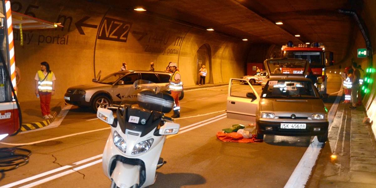 Pred tunelom Branisko sa zrazil autobus s autom, zranilo sa päť ľudí