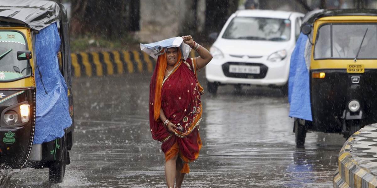 Indický cyklón Hudhud zoslabol a prešiel do dažďa, zabil spolu 24 ľudí
