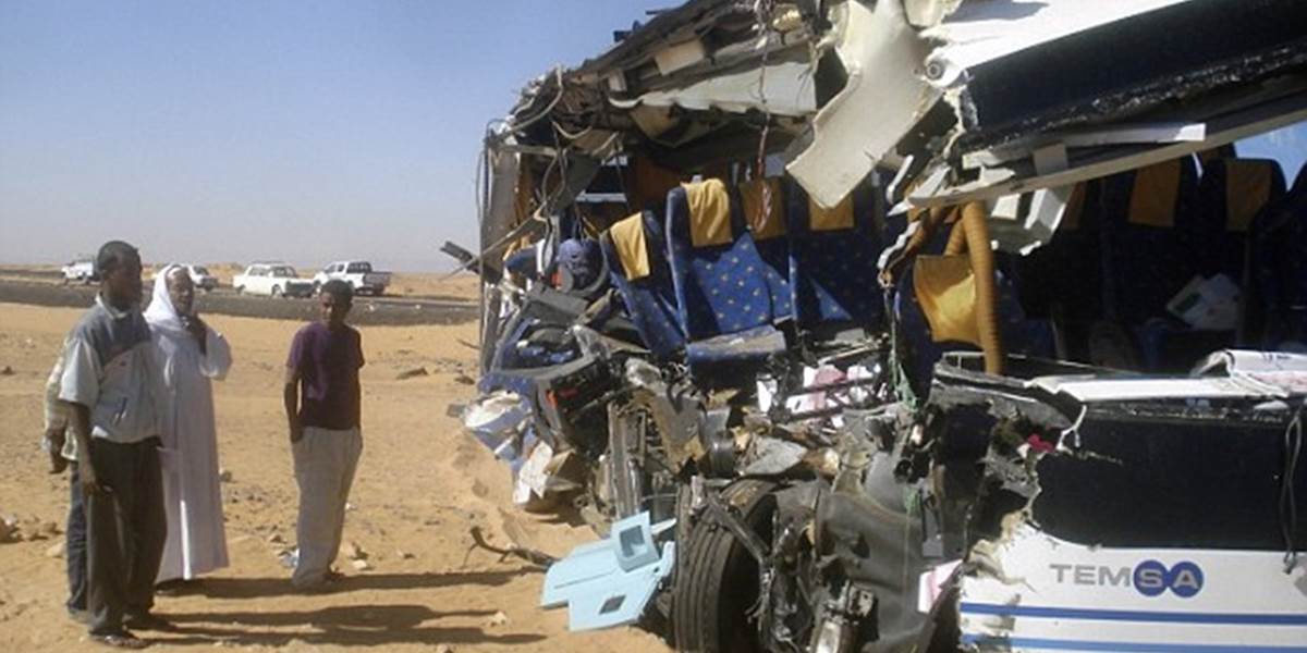 Pri havárii autobusu v Egypte zahynulo vyše 30 ľudí