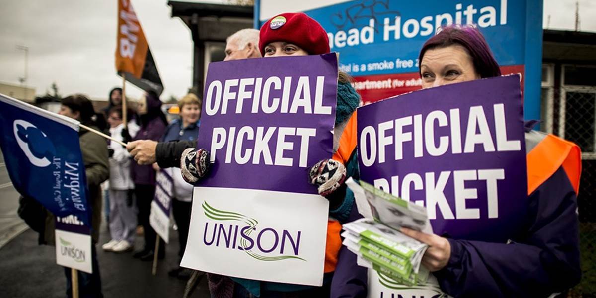 Zdravotníci v Anglicku po dlhých rokoch štrajkujú za lepšie platy